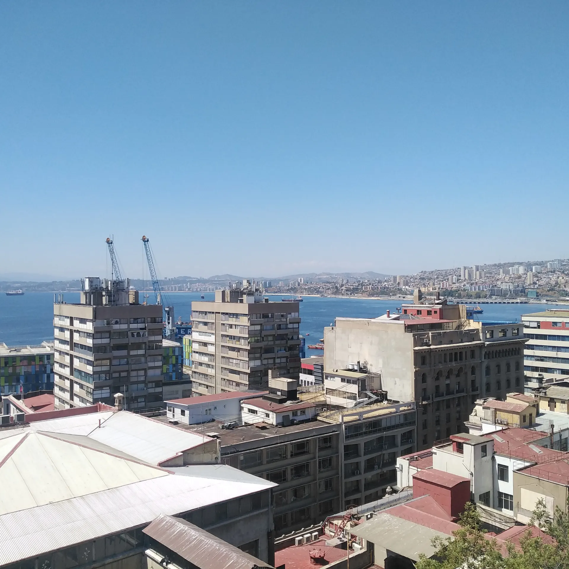 Vista de los cerros de Valparaíso desde la oficina