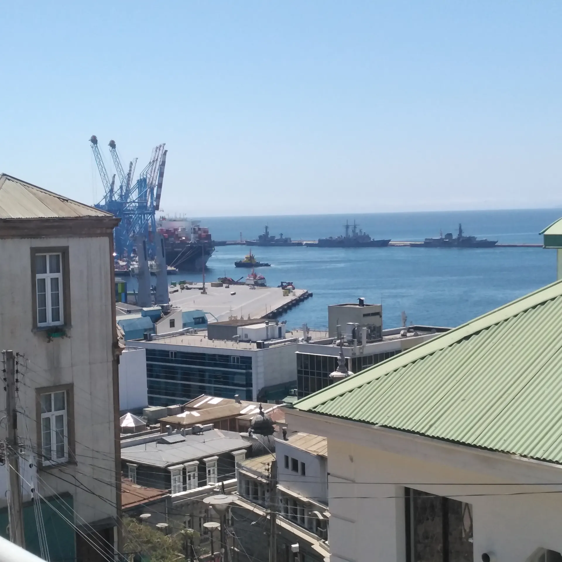 Grúas del terminal y buques en la bahía de Valparaíso