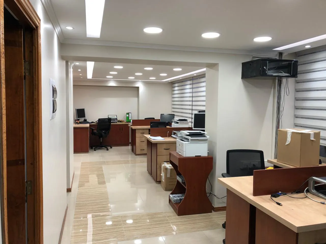 Pasillo y puestos de trabajo de la oficina