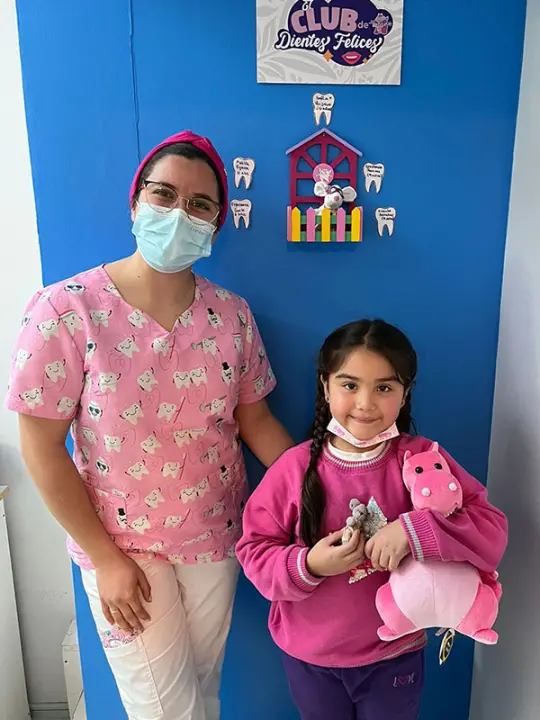 Paciente de Dentokids en el muro del Club Dientes Felices