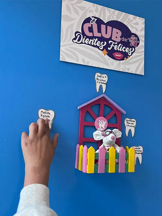 Paciente de Dentokids en el muro del Club Dientes Felices