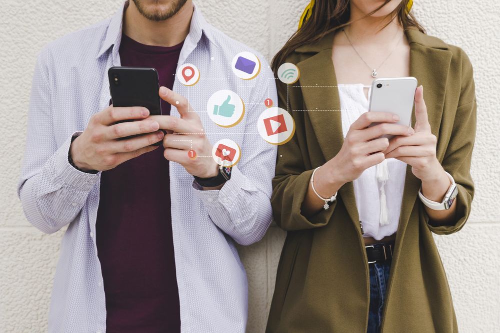 Personas revisando contenido en el celular