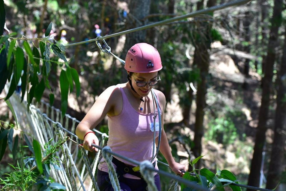 Participante en un circuito de canopy