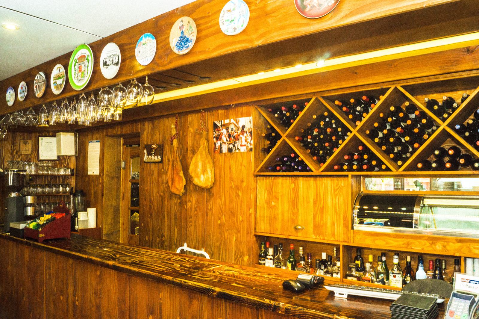 Barra con cava de vinos